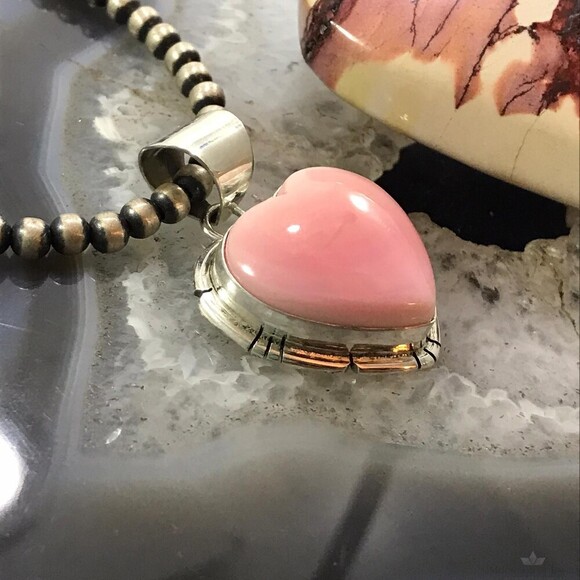 Samson Edsitty Native American Sterling Pink Conch Heart Pendant For Women - Picture 3 of 10